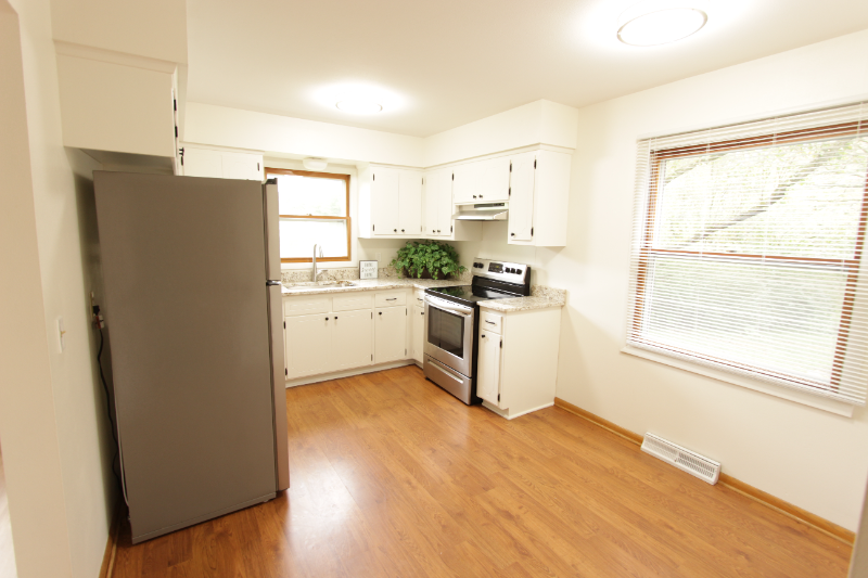 172 N Brookfield Rd - Photo 3 of 23