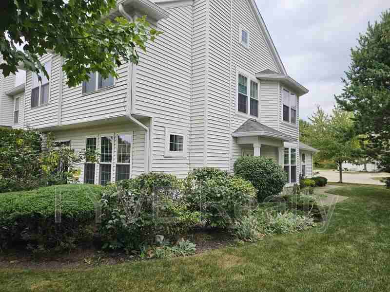 33238 Fairport Dr - Photo 2 of 24
