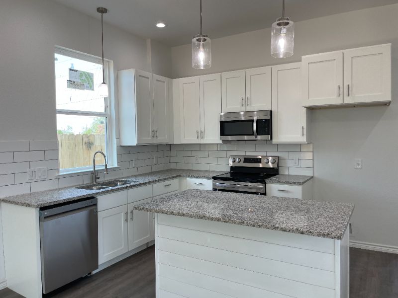 1201 Willow St - Photo 4 of 10