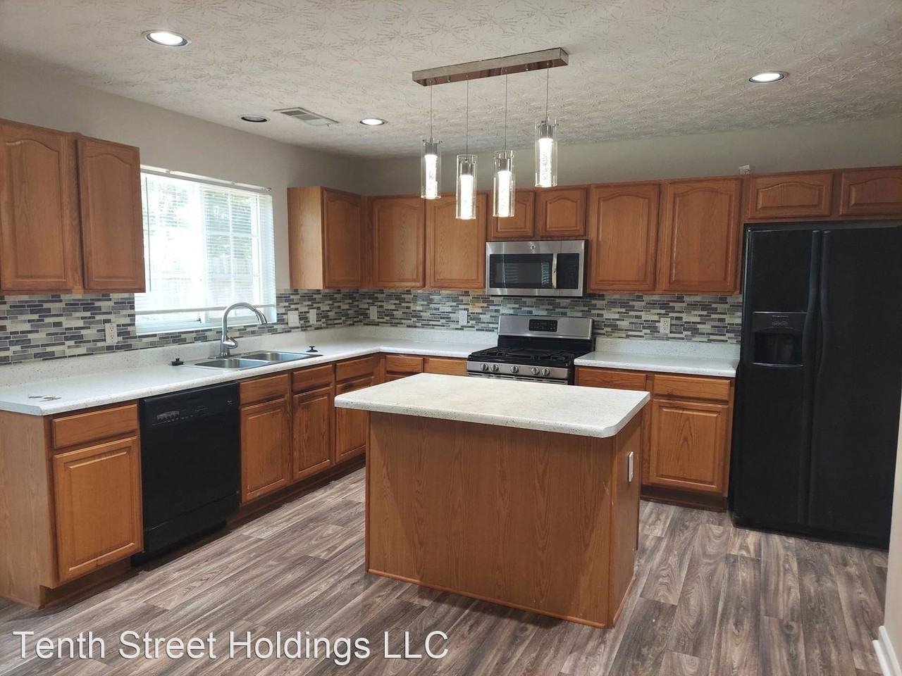 1190 Andrews Dr - Photo 2 of 20
