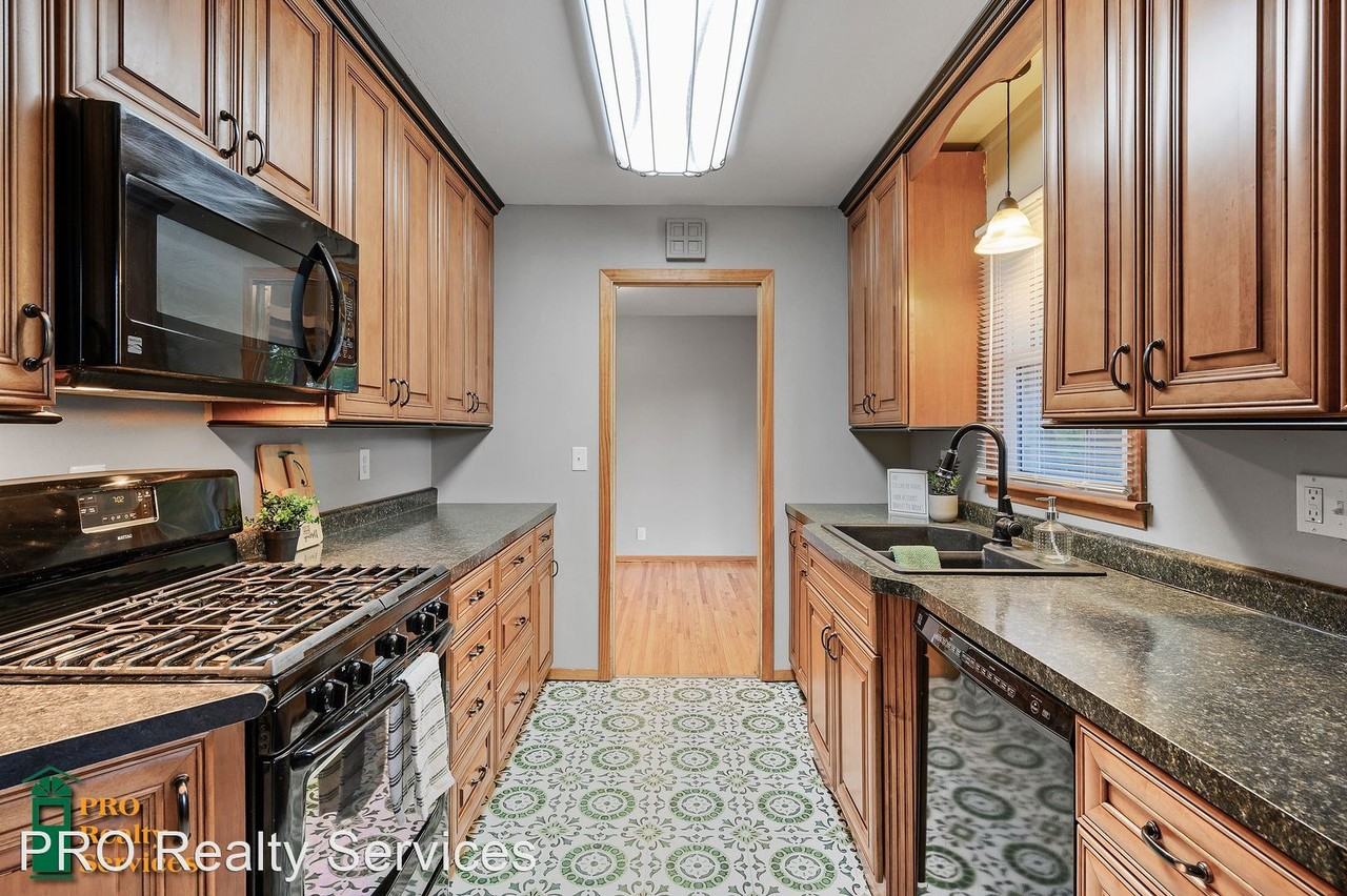 11166 Arrowhead St Nw - Photo 2 of 32