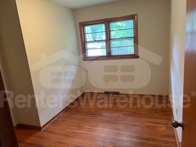 844 10th Ave Se - Photo 3 of 10