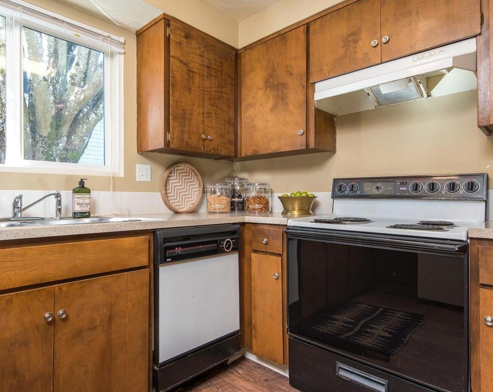 2555 Willakenzie Road - Photo 5 of 11