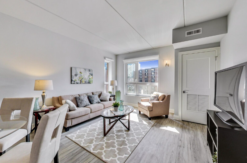 1168 N Wells St #808 - Photo 2 of 5