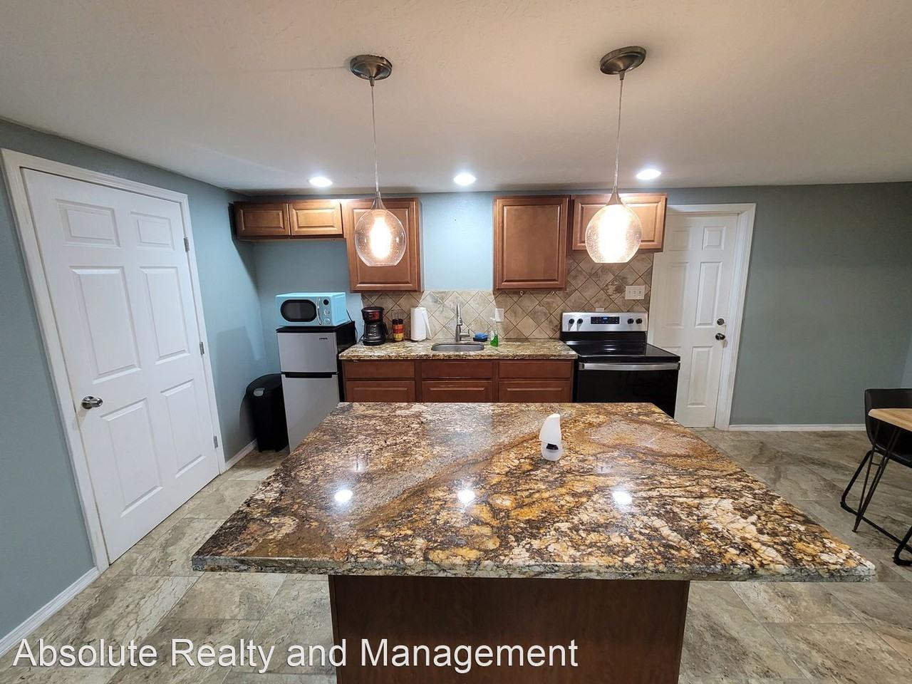 4305 ave. R 1/2 - Photo 3 of 5