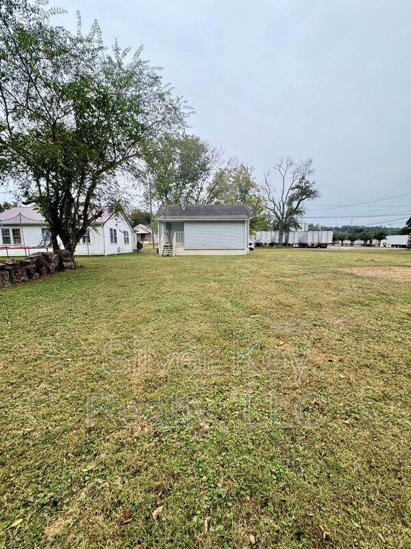 1004 Jones St - Photo 2 of 10