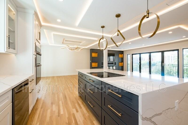 611 W 49th St - Photo 3 of 19