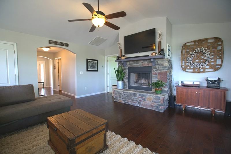 210 Jewel Ct - Photo 3 of 18