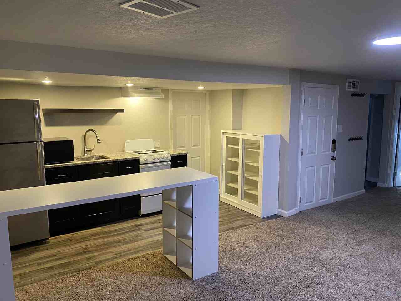 130 N Meade Ave - Photo 3 of 13