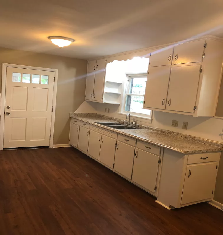 1208 Greenwood Dr - Photo 3 of 5