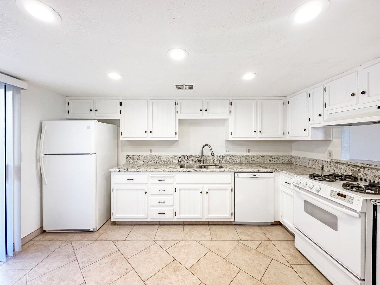 940 W Graaf Ave #B - Photo 3 of 12