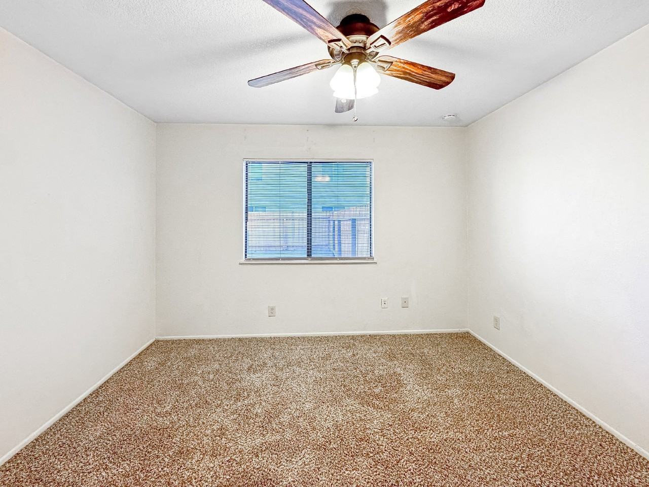 940 W Graaf Ave #B - Photo 4 of 12