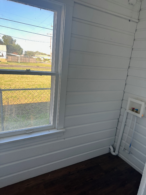 1226 Oaklawn St - Photo 7 of 14