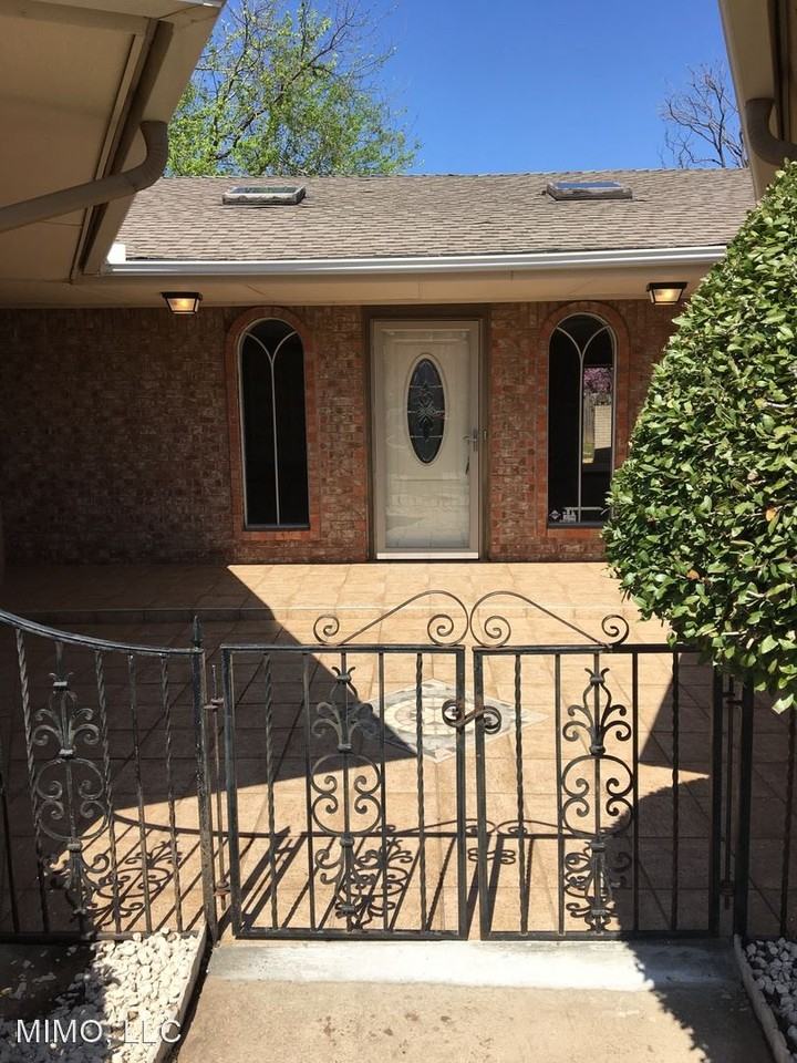 6517 Eastwood Cir - Photo 3 of 25