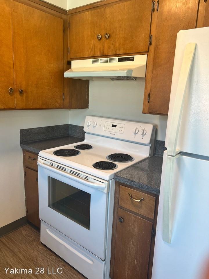 Spacious 2 Bedroom - Must See!! - Photo 2 of 23