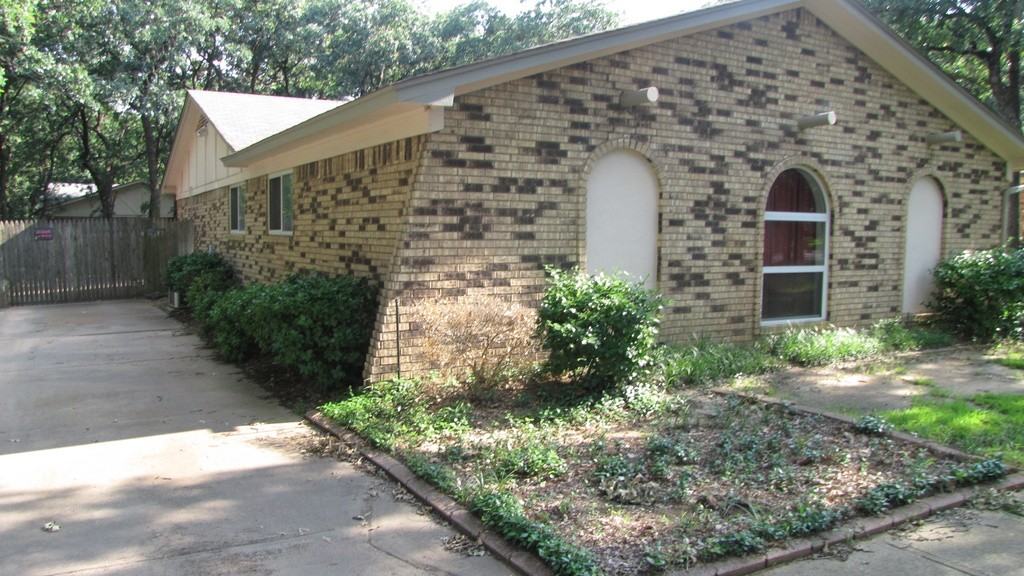 2923 Canyon Dr - Photo 2 of 14