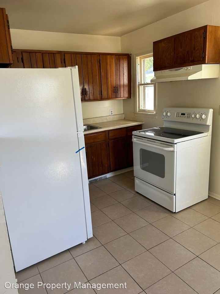 3817 Fort St - Photo 3 of 23