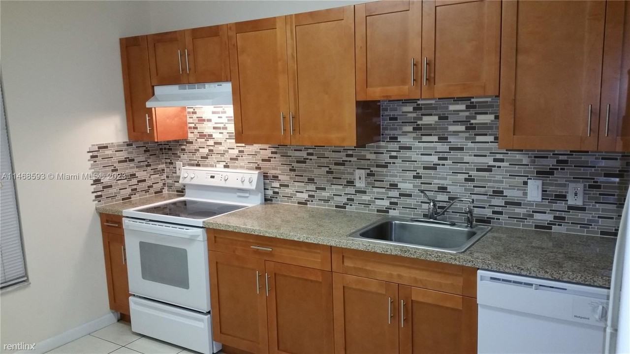 2531 Ne 184th Ter #A - Photo 3 of 10