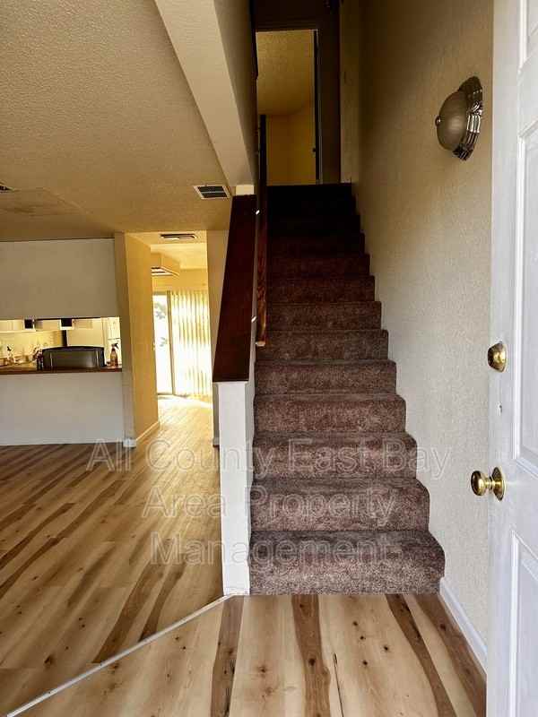 1117 N Lincoln St #3 - Photo 3 of 13
