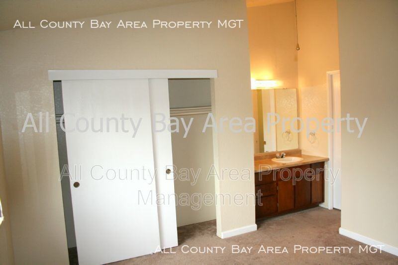 1117 N Lincoln St #3 - Photo 4 of 13