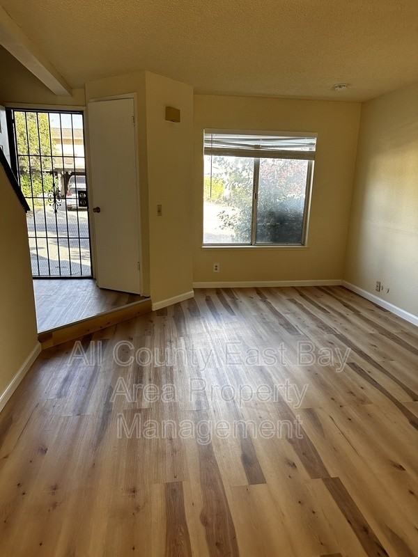 1117 N Lincoln St #3 - Photo 6 of 13