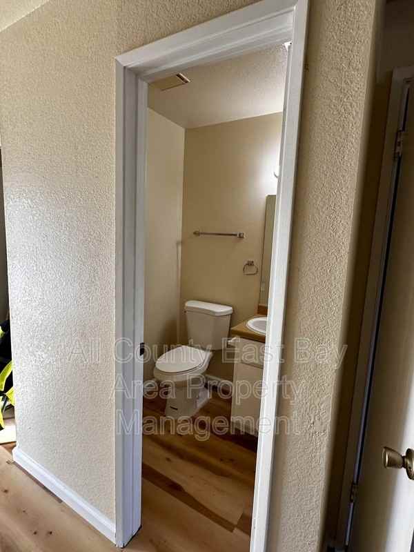 1117 N Lincoln St #3 - Photo 7 of 13