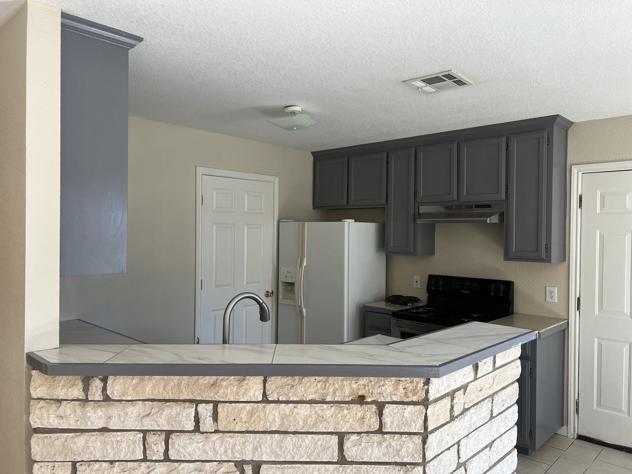 105 Cedar St - Photo 3 of 9