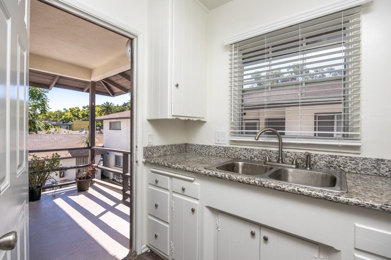 Verdugo Plaza Apartments - Photo 7 of 15