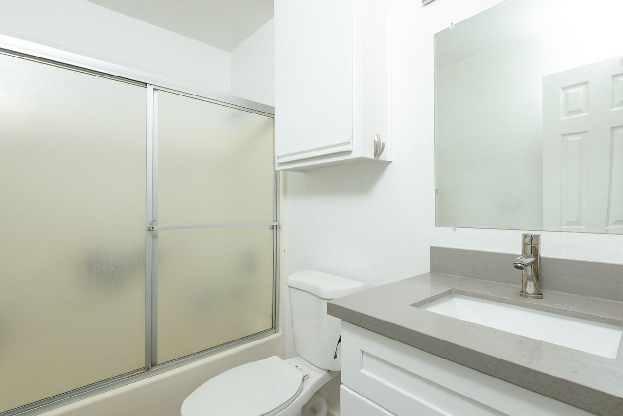 539 Coronado Student Apartments - Photo 6 of 6