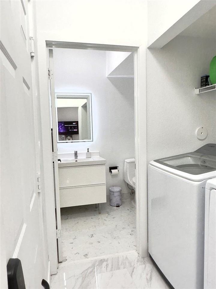 721 Nw 170th Ter - Photo 3 of 8