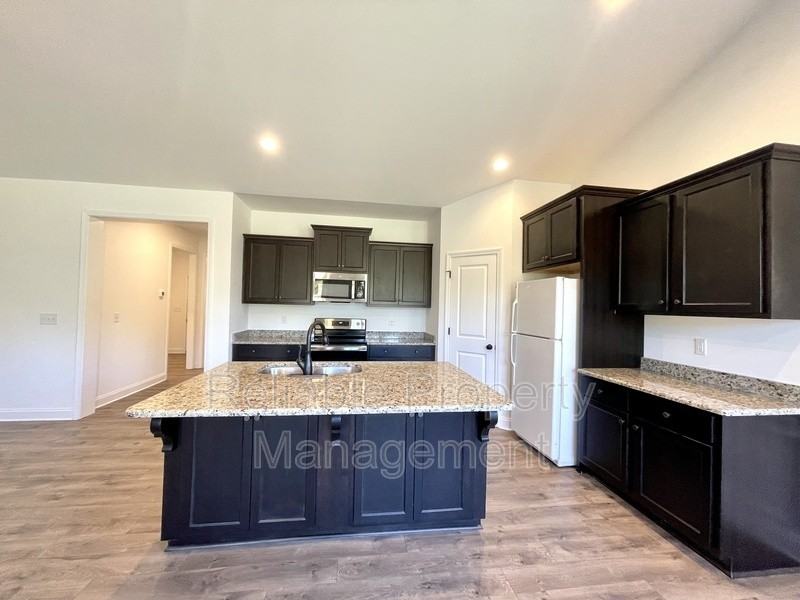 216 Damsel St - Photo 4 of 15