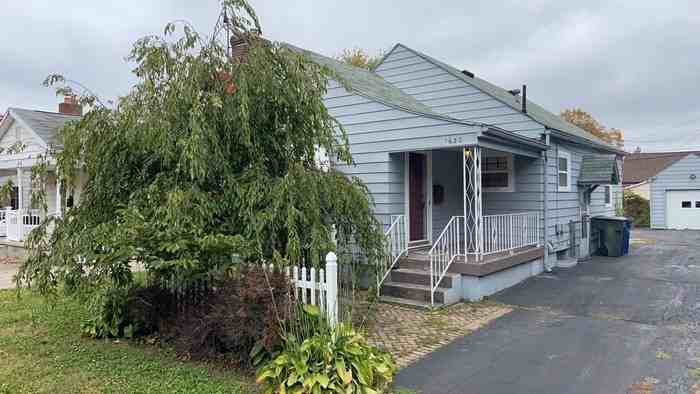 1630 Coventry Rd - Photo 3 of 34