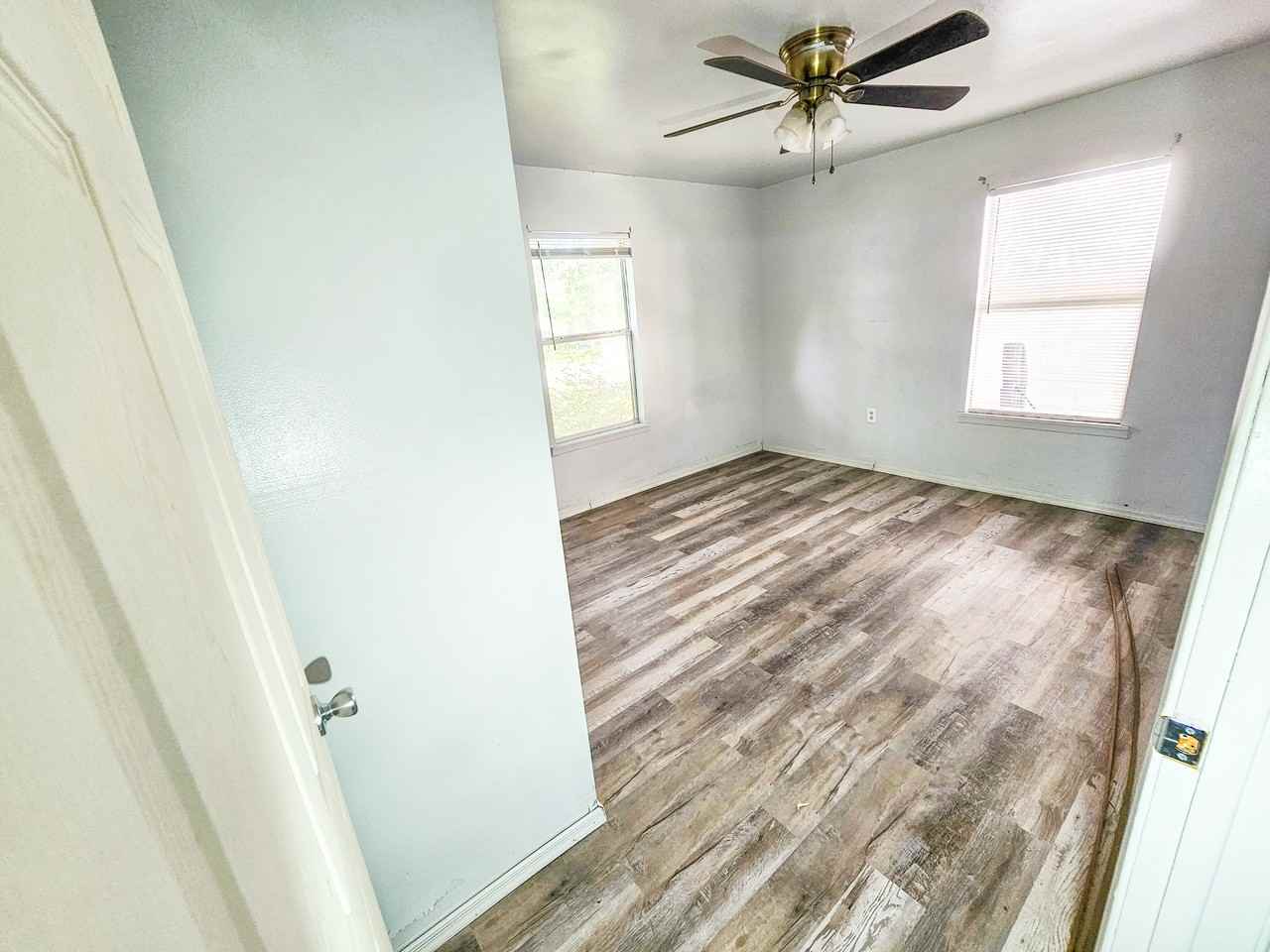 906 Broadway St #NA - Photo 2 of 9