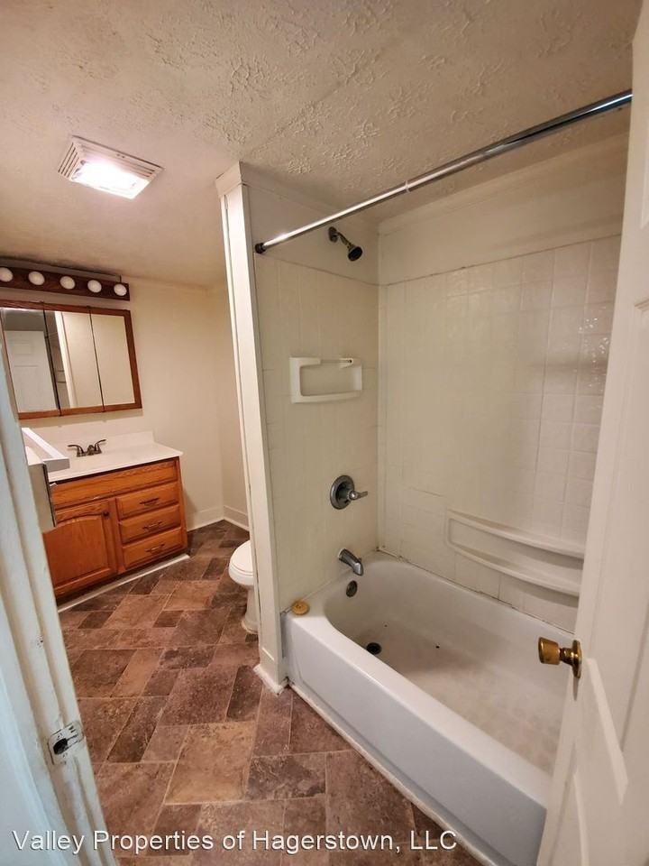 670 Winchester Ave - Photo 3 of 10