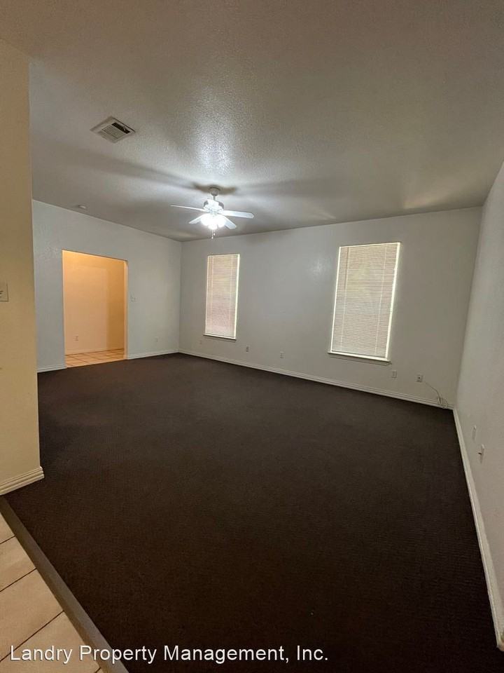 305 A Pecan St A-B & E-F - Photo 3 of 10