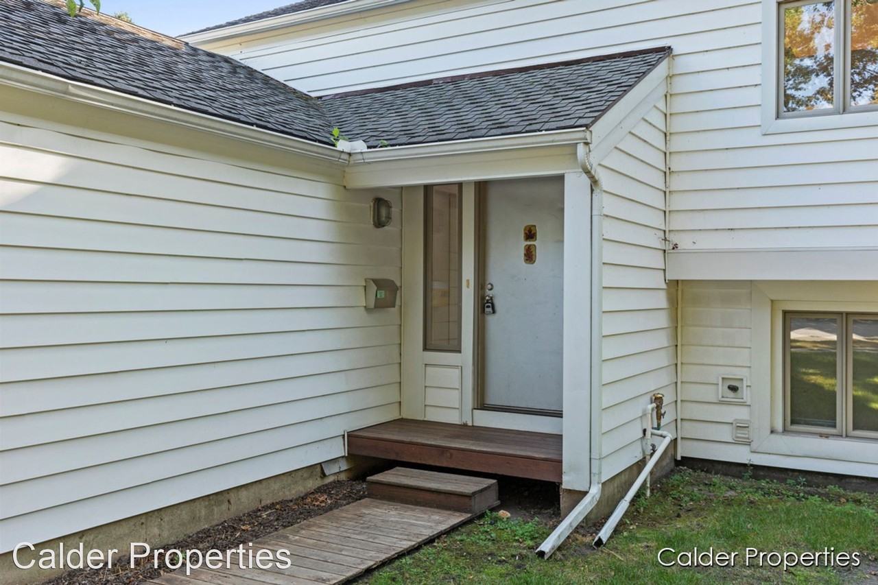 2142 Barnard St Se - Photo 2 of 38