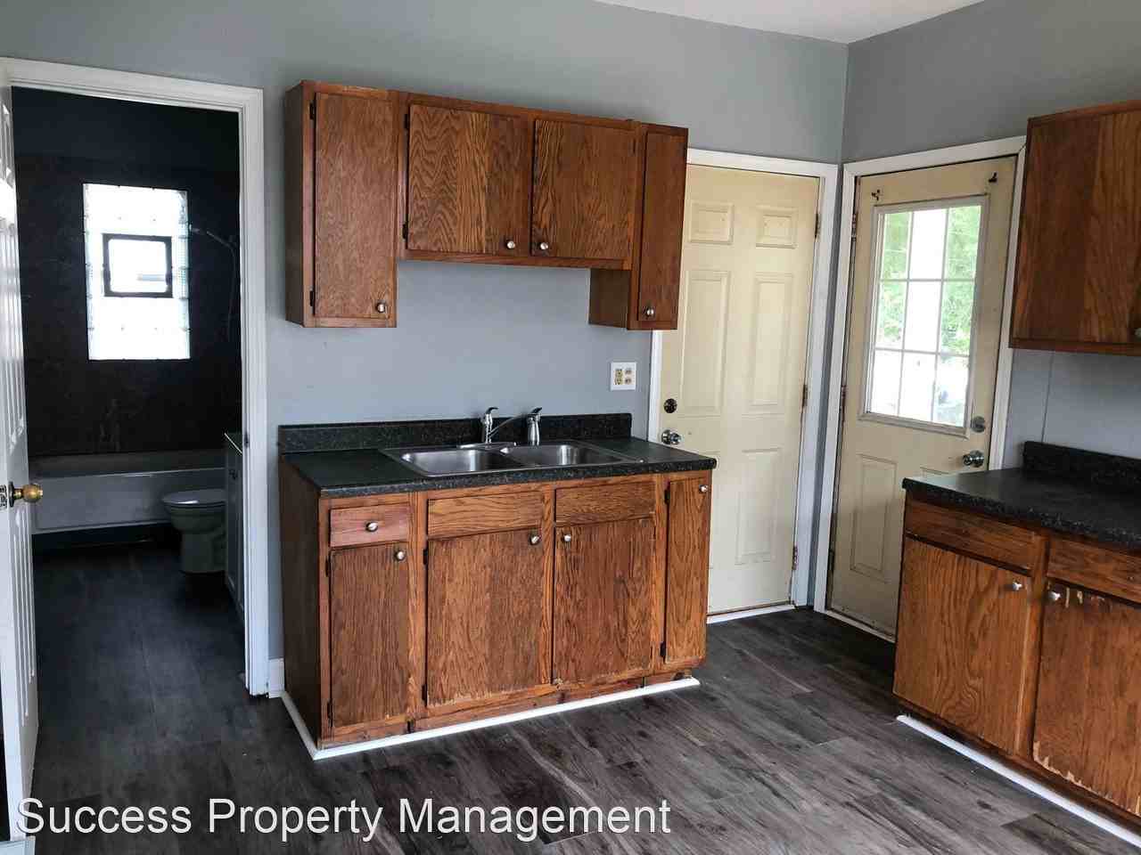 924 42nd Street - Photo 3 of 8