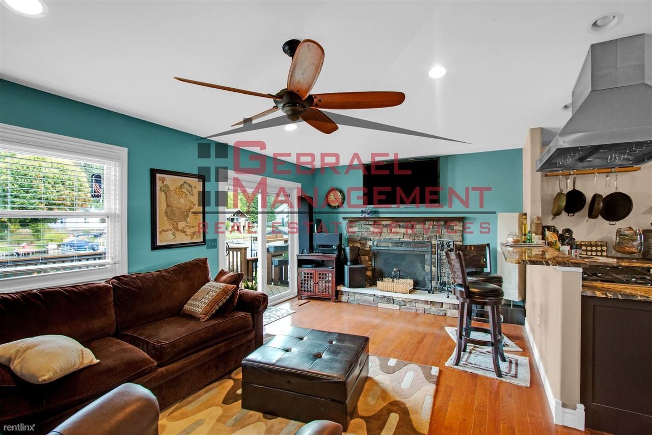 2490 Golden Shore Ct - Photo 3 of 17