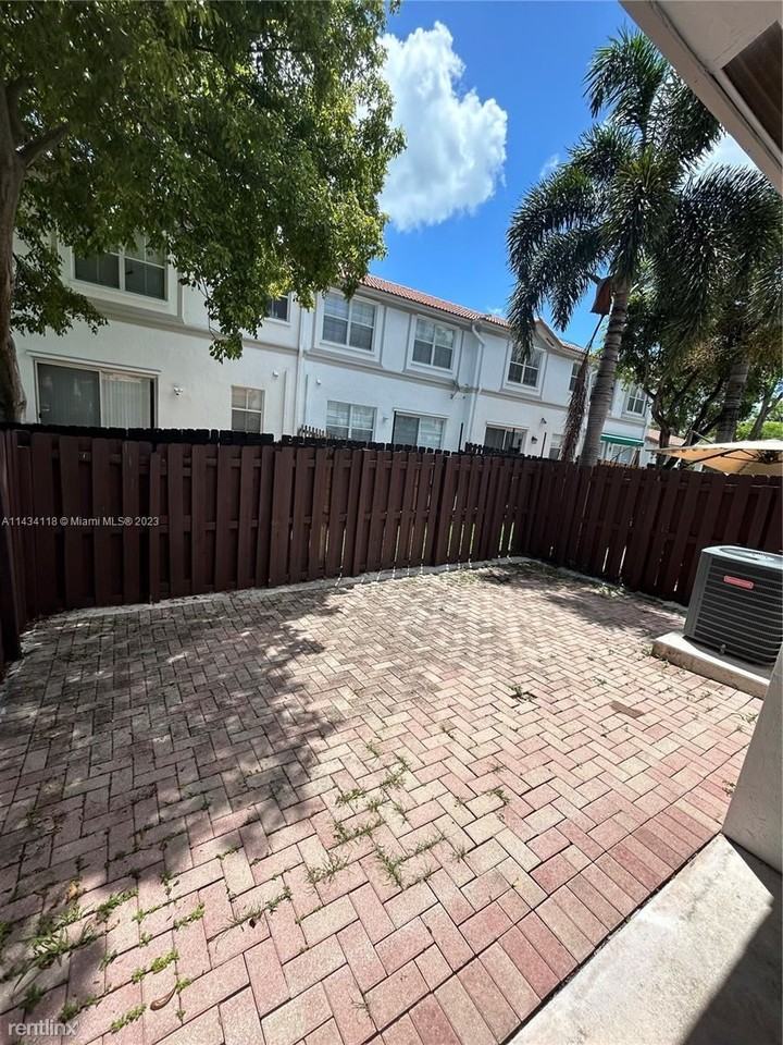 7839 Nw 110th Ave #7839 - Photo 3 of 5
