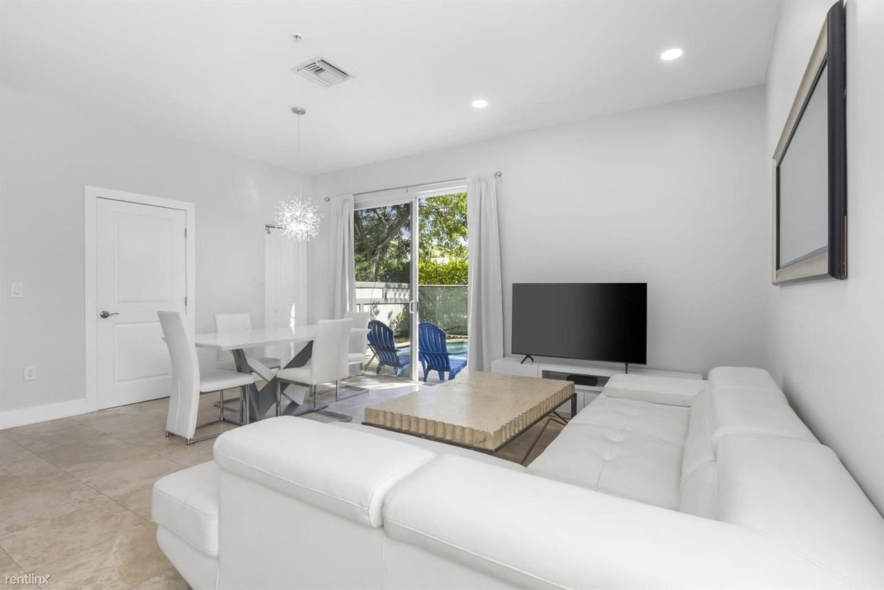 807 Se 18th Ct - Photo 2 of 10