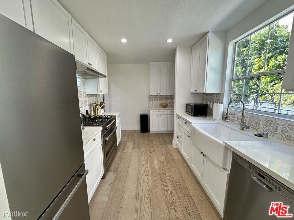 5143 Newcastle Ave - Photo 3 of 10
