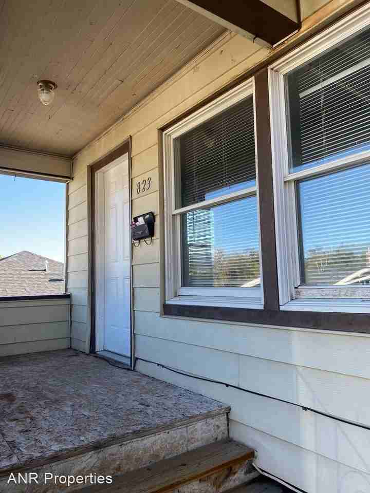 821 W Whitman - Photo 2 of 8