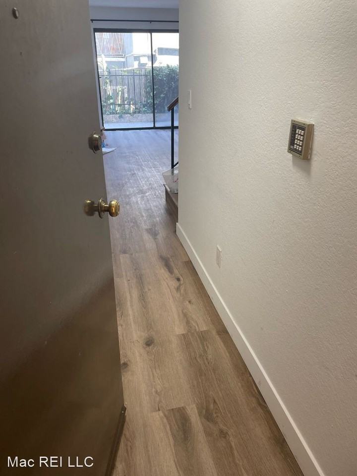 5240 Whitsett Ave - Photo 2 of 38