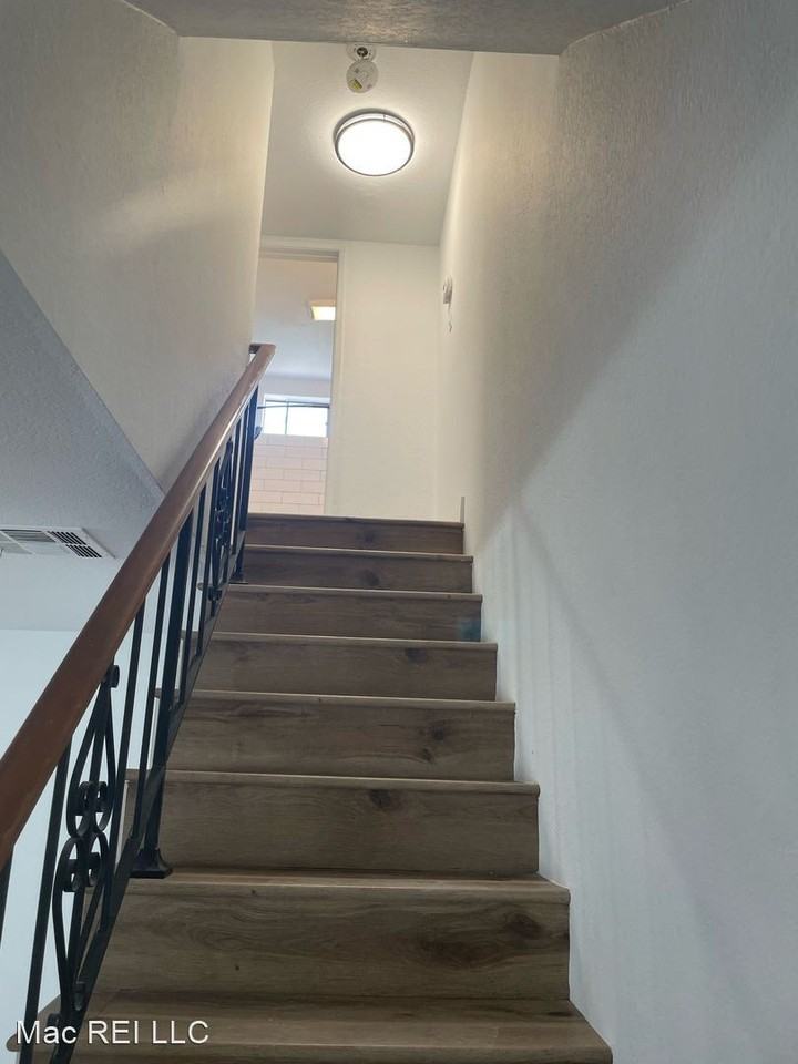 5240 Whitsett Ave - Photo 3 of 38