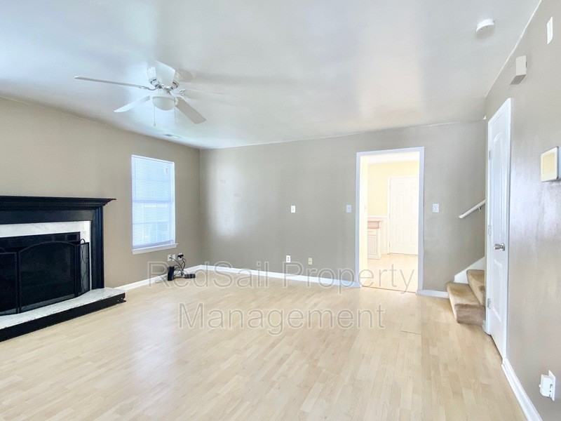 220 Abingdon Cir - Photo 3 of 20