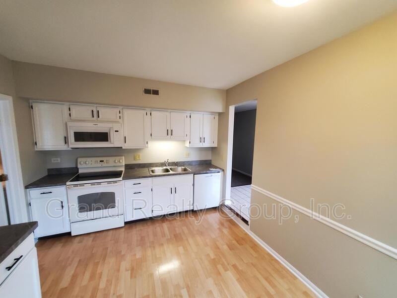 1209 Chatham Ct - Photo 3 of 13