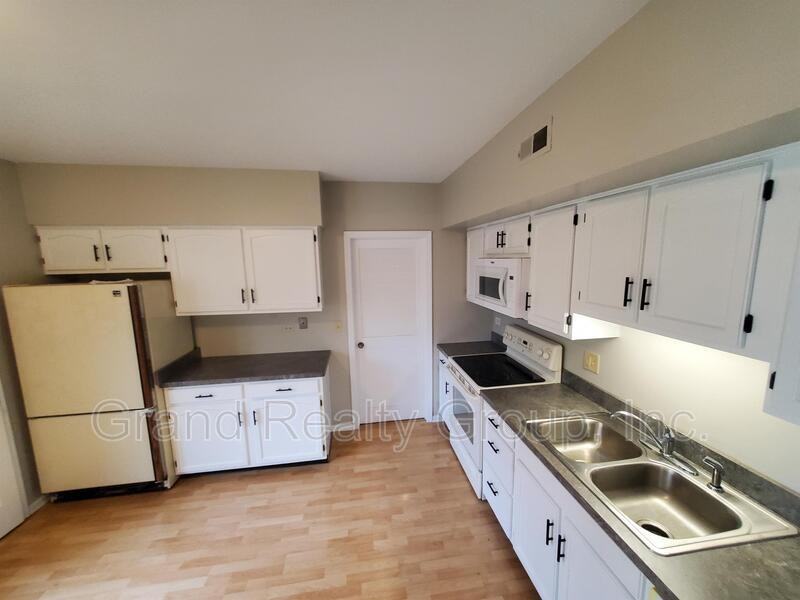 1209 Chatham Ct - Photo 4 of 13