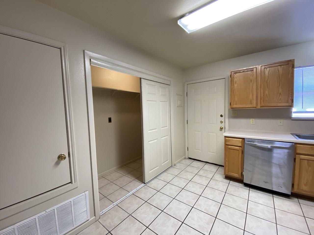 1118 W Goodwin St #C - Photo 3 of 8