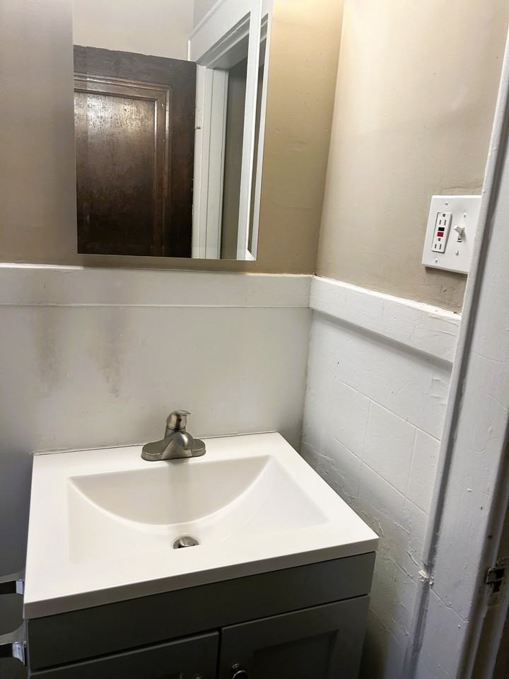 1804 W Genesee St - Photo 7 of 15