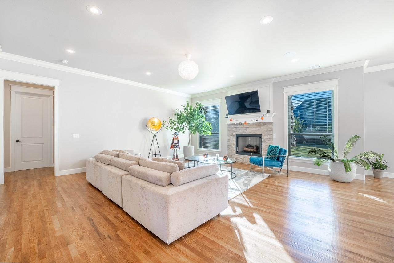 417 Ne Royce Loop - Photo 2 of 23